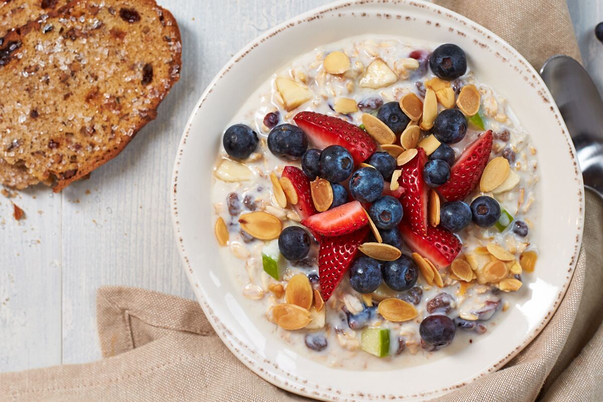 Chilled Berry & Almond Overnight Oats